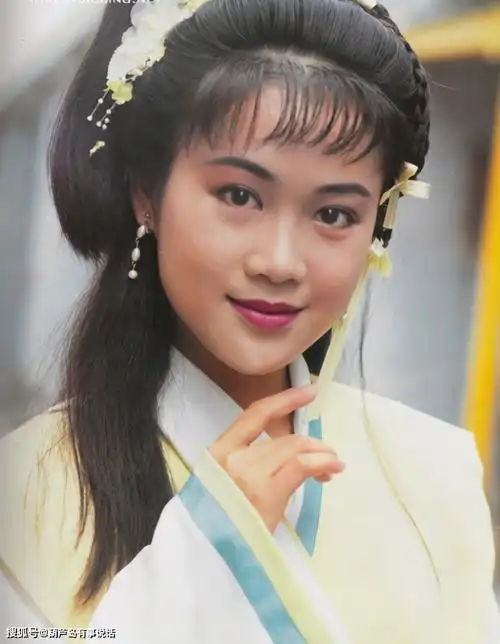 梁小冰晒照,她年轻时好美,儿子也超级帅!她有一段完美的爱情