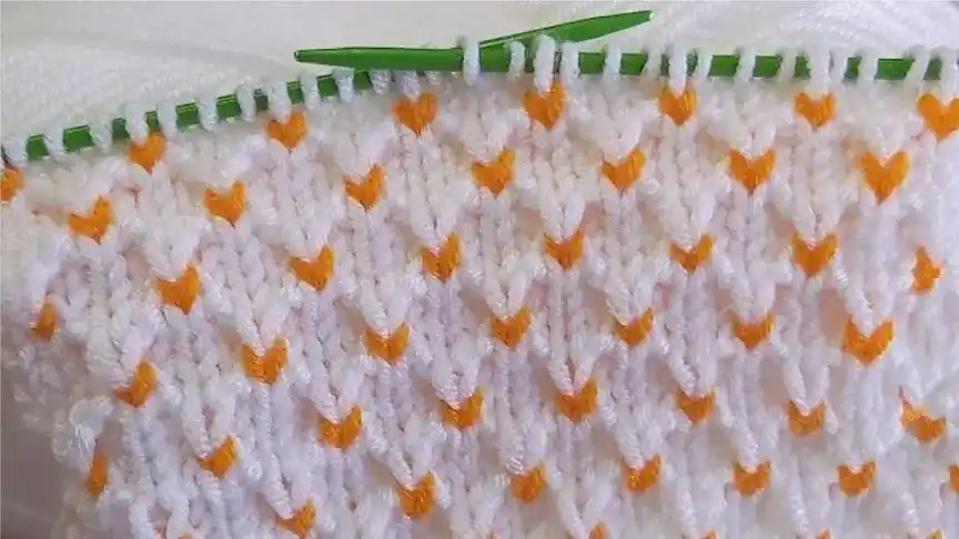 一款非常漂亮的双色花样编织教程,简单平针完成,新手也能学会-生活