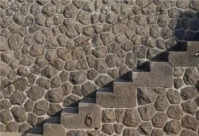 这些墙面都是用一块块石头垒砌起来的,最"粗糙"的表面却是最精致的