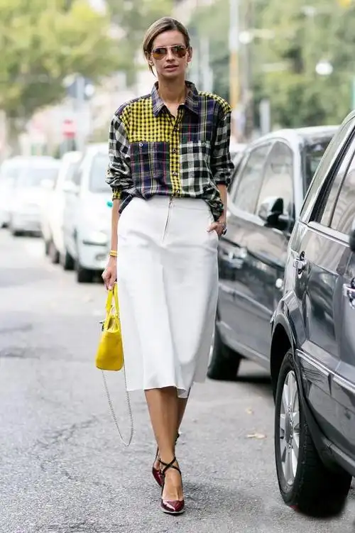 职场ol也能将格子衬衫搭配的很好,下图中用时髦的格子衬衫搭配上白色