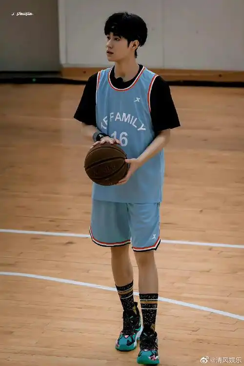 张真源夏日运动会饭拍图##张真源叶问蹲