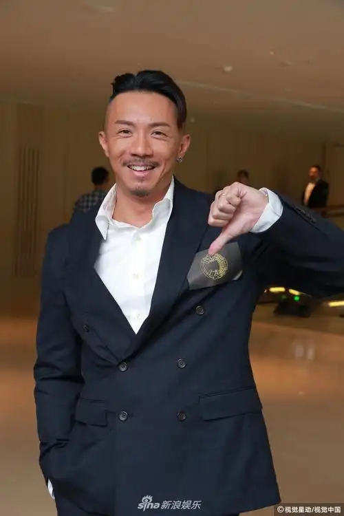 组图:张继聪撞车幸无大碍 爱妻谢安琪暂不复出乐坛