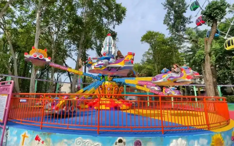 马鞍山雨山湖公园游乐场将于6月18日试营业(3):体验自控飞机.