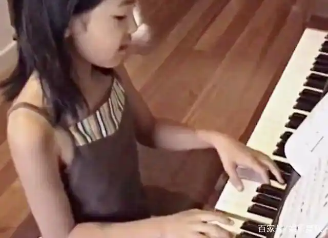 rosé从小就四肢超纤细,jisoo小时候表情就超丰富,少女时期的照片可以