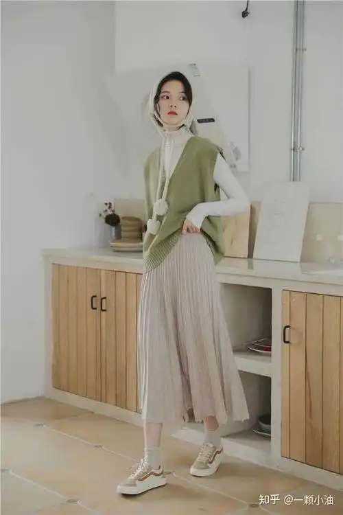 杏色百褶裙搭配什么上衣好看?