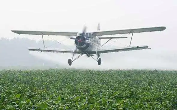 以往喷酒在农作物上的杀虫剂在下雨时容易被冲刷掉.