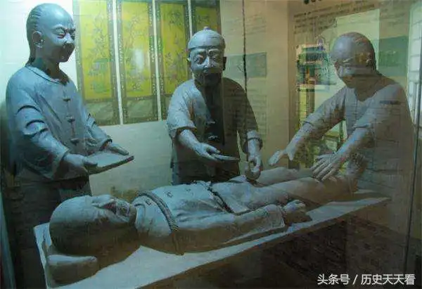 太监身上有异味,清朝太监想出一办法,把毛巾塞裤子里