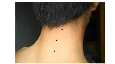 "石崇巨富痣"长在锁骨上,能够 外伸你的两手来向肩后轻轻松松就可以触