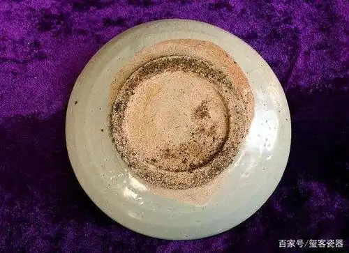 特定的烧制工艺,造成盘碗的底足有较粗的窑砂,明清时期不少瓷器的底足