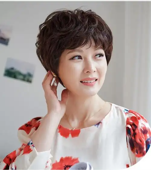 50岁女人什么发型显年轻好看(50岁中年女性剪什么发型显年轻)(13)