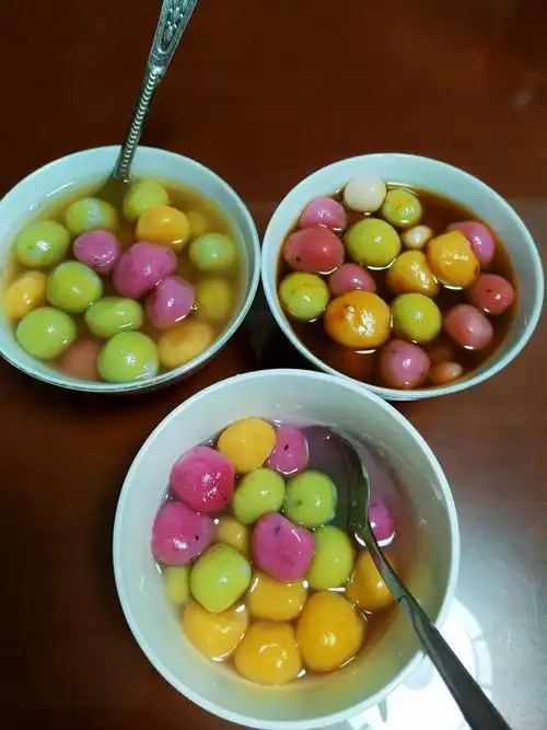 我的元宵节作品-彩色汤圆