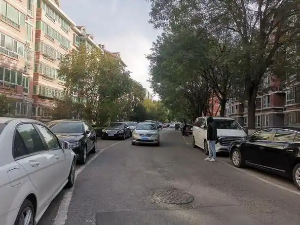 杨庄街道新华联家园南区的主路拓宽后,新增了部分停车位.