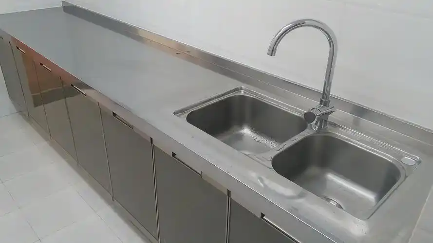 虞阳不锈钢台面橱柜;门板金刚板,柜体飞林16板.