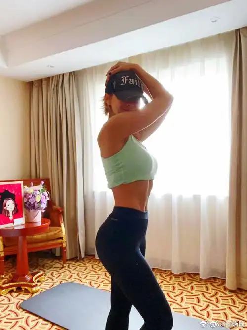 李玟身材#今日李玟发博大秀好身材,凹凸有致的s身材真的太让人望尘