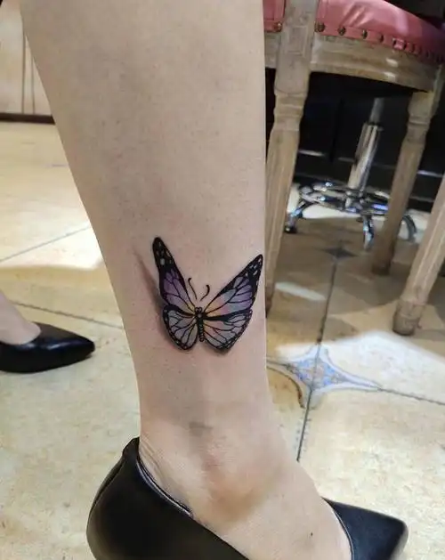 蝴蝶纹身图片_脚部腿部new school新传统蝴蝶小清新纹身图案