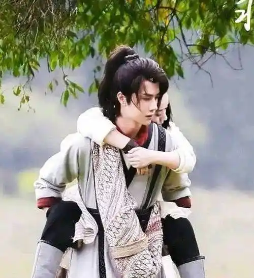 原创《有翡》公开赵丽颖王一博情侣戏码,两人亲密拥抱,网友说像母子