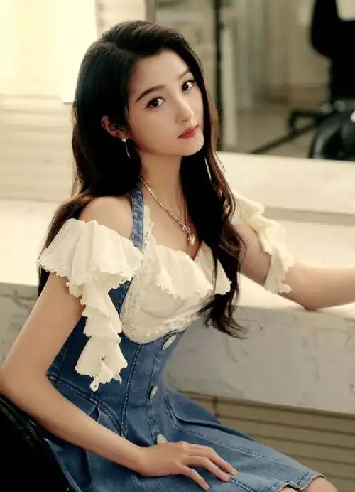 关晓彤牛仔裙##央视五四晚会