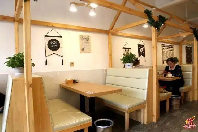 犊特牛肉板面的装修风格一改大家对板面店铺的印象,简约现代化的设计