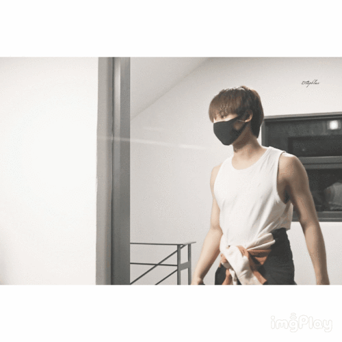 哥哥带着他的肌肉走过去了(李振宁)