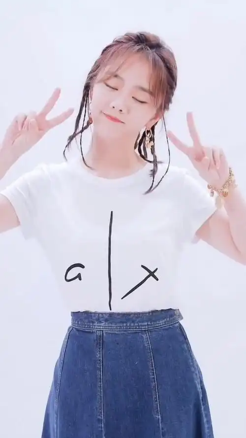 你有一个满满少女感的#谭松韵# 待签收~94超甜比心舞看完一整天都会