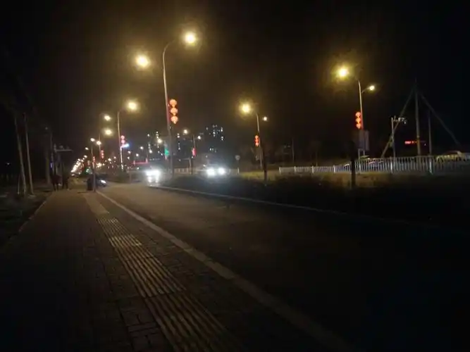 夜色朦胧中的街道