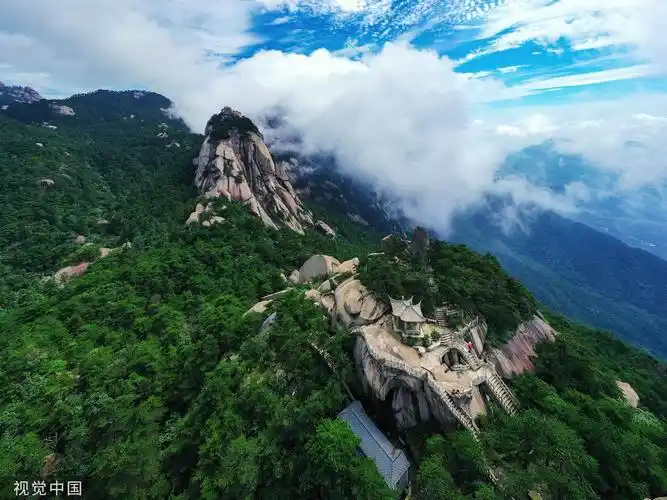大别山脉连绵数百里,是中国长江和淮河的分水岭,山