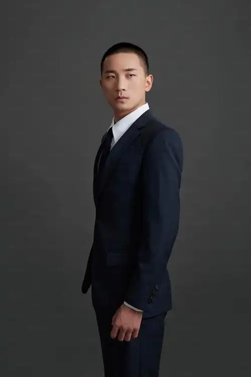 男生通过单色条纹西装和亮色领带搭配,更具职场新人活力感.