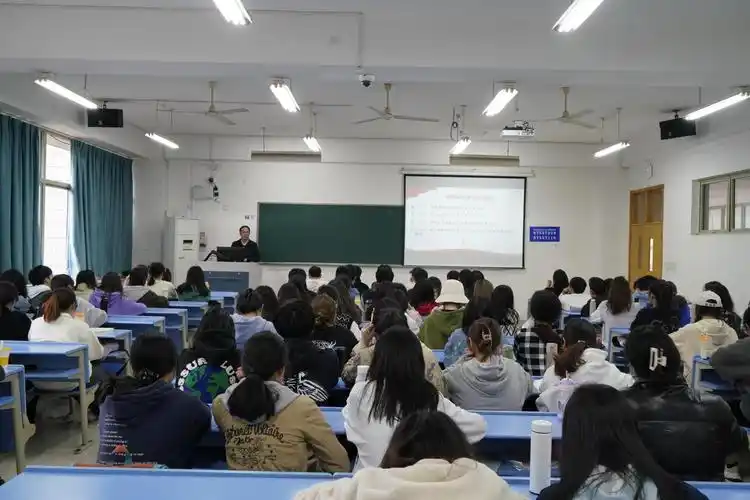 校领导走进课堂为学生讲授思政课-浙江财经大学马克思主义学院