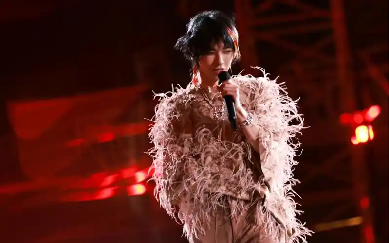 20230502 | 华晨宇火星演唱会·成都站「疯人院前talk」