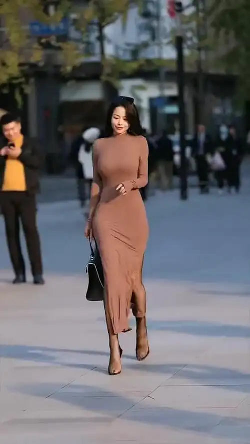 蜀都街拍现在还需要打听吗?吃糖吐泡泡