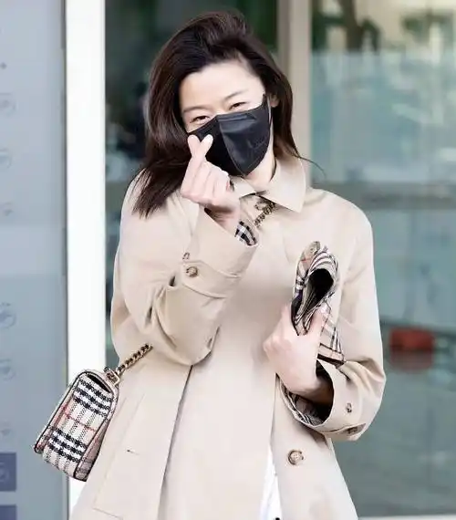 好久不见的全智贤出发参加burberry伦敦时装周啦_全身_创意_美人