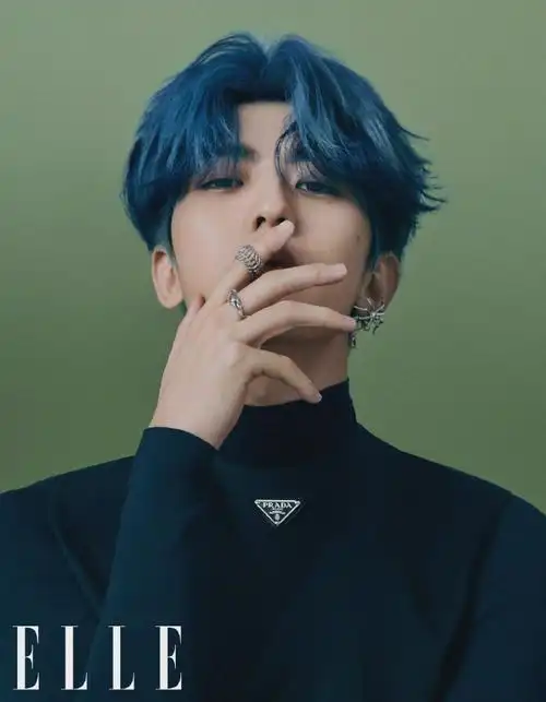 蔡徐坤最登杂志封面 蓝发造型彰显清冷气质