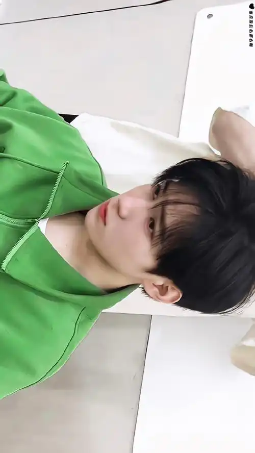 张真源又双叒穿了应援色##张真源 荷尔蒙引爆点