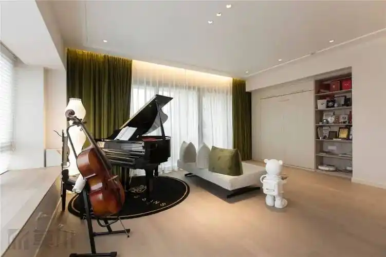 114㎡现代简欧,客厅摆大钢琴 手提琴,打造白色浪漫的文艺感
