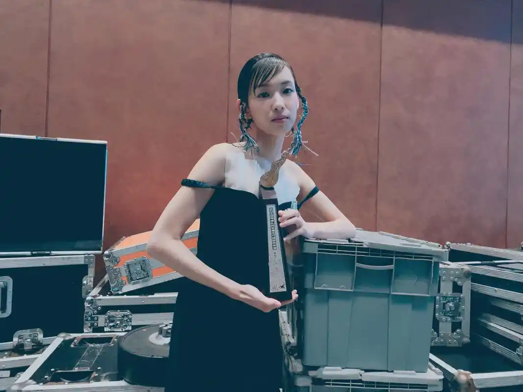 恭喜李靖筠力夺两大新人奖项《新城劲爆颁奖礼2019》获"劲爆新人奖"