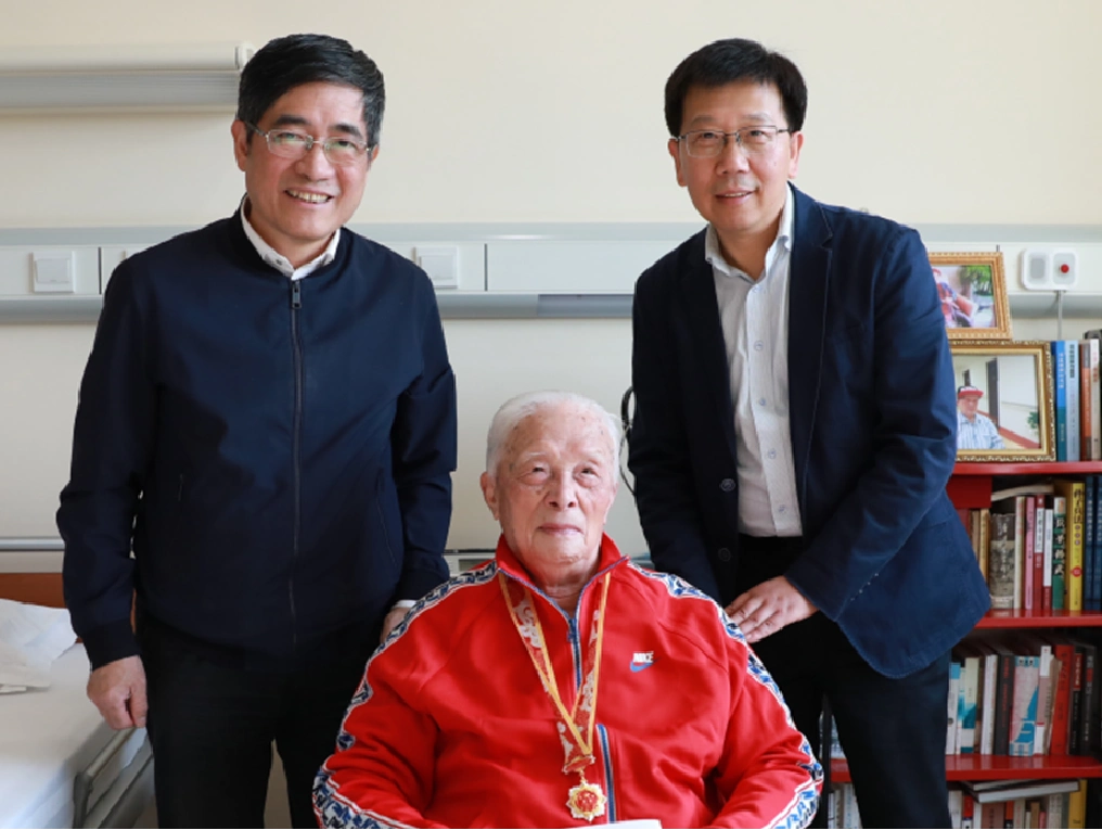 书记童世骏(左)看望109岁的华东师大原党委书记施平先生(施一公爷爷)