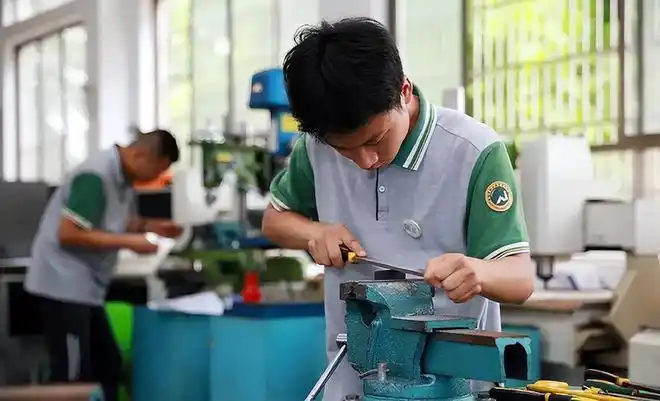 技校生晒课堂照片掀开技校的遮羞布再后悔已晚