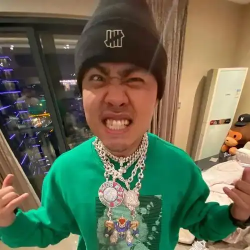 马思唯用表情包带图评论了我们的专访问题