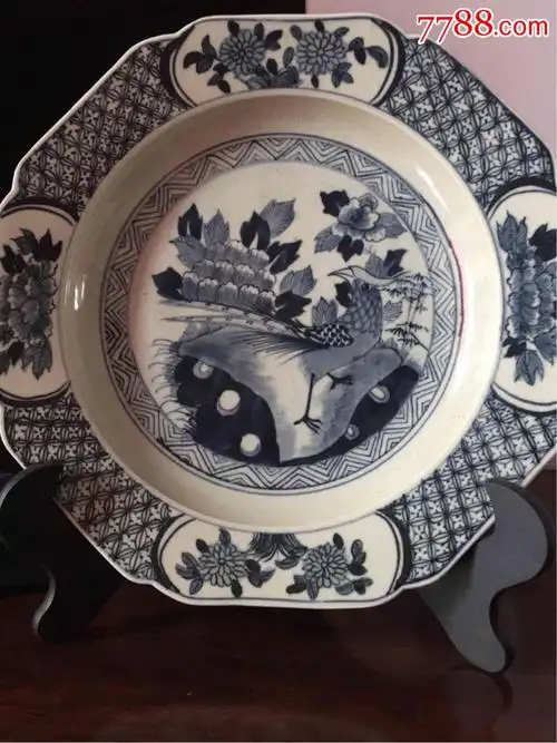 清代一善堂制青花葵口牡丹稚鸡开光大盘