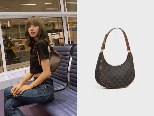 lisa在去年就抢先背上了这款半月包,celine ava bag 凯旋门花纹半月包