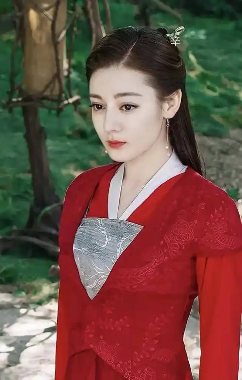 原创迪丽热巴小狐狸古装够惊艳了看到冯提莫大侠装扮惊艳了