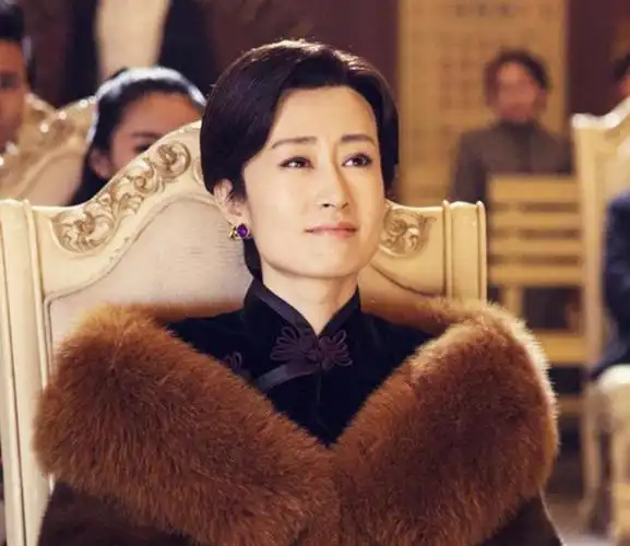 刘敏涛凭借《伪装者》,她的实力演绎剧中的明镜大姐,也同样成为广大