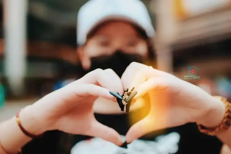 战疫公益拍摄:若有爱 就有光 重庆小姐姐为武汉花式比心