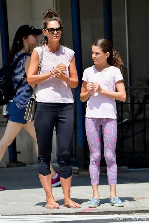 凯蒂·霍尔姆斯街拍:香芋紫t恤瑜伽裤人字拖简约运动风