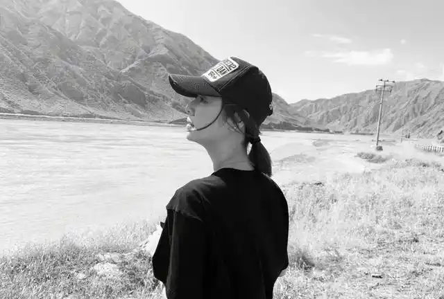 作为女明星,五官优越是必然的,林心如的侧脸是真的完美,鼻梁突出特别