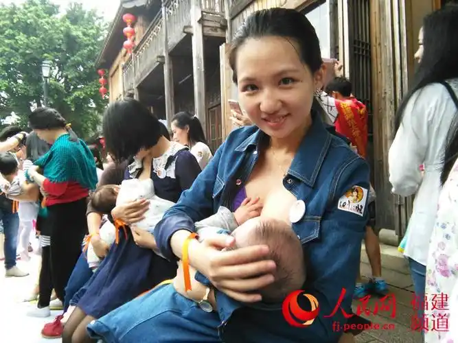 齐聚福州三坊七巷,举行主题为"勇敢喂爱为爱勇敢"的"哺乳快闪"活动,以