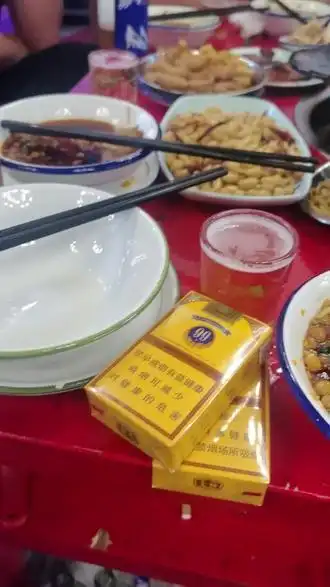 我爱并不喜欢烟和酒我只是感谢它们见证兄弟们的友义长存