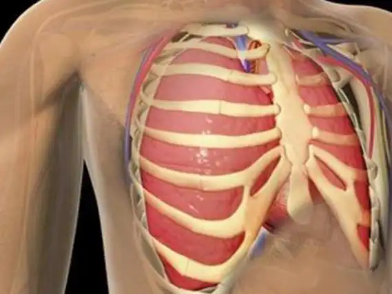 儿童胸骨不对称真实图片分享,平躺着一高一低千万别大意!