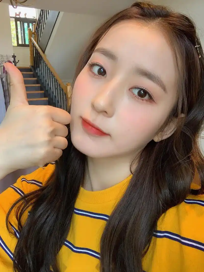 张静萱吃到好吃的饼干就很幸福