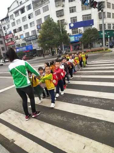 文明过马路,"文明出行的社会实践活动"